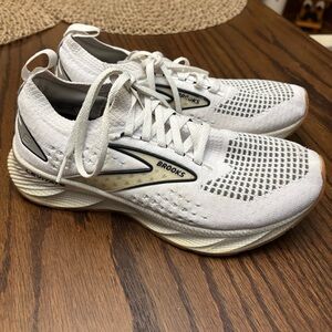 Women's Brooks Levitate StealthFit 6 running shoes